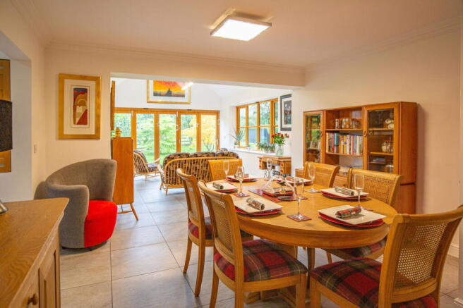 5 bed Detached for sale Image 6