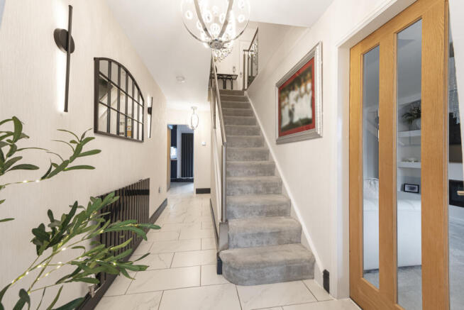 5 bed Detached for sale Image 9