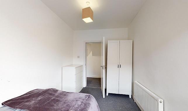 4 bed House to rent Image 10