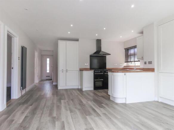 Kitchen 2.JPG