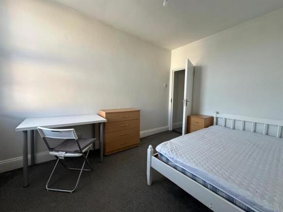Bed1.jpg