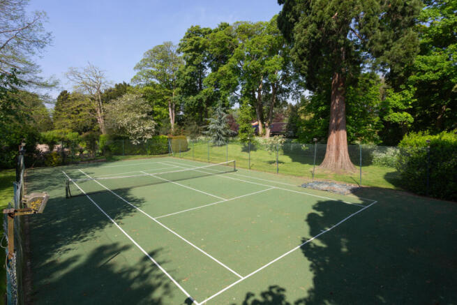 5 bed Detached for sale Image 8