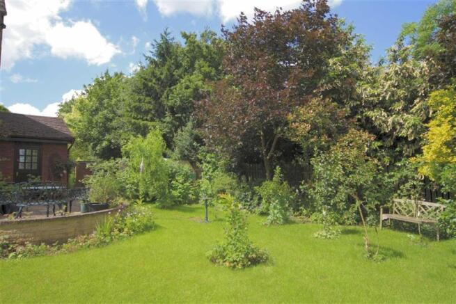 SIDE & REAR GARDENS