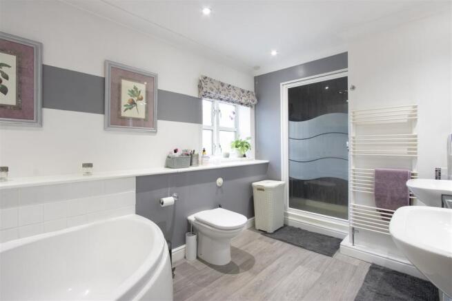 Bed1 Ensuite.jpg