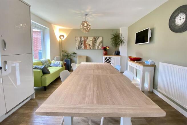 LIVING FAMILY KITCHEN