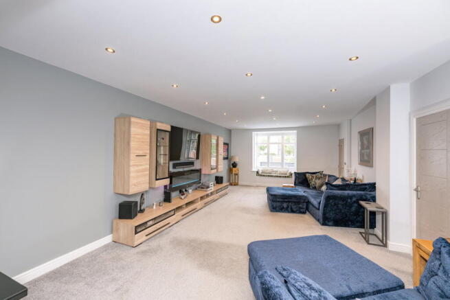 5 bed Semi-Detached for sale Image 5