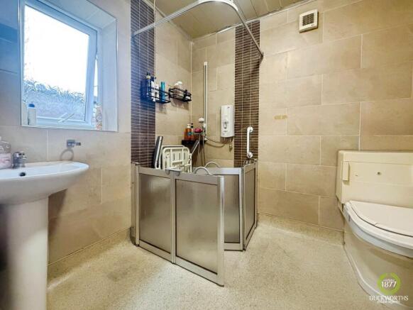 5 bed Terraced for sale Image 11