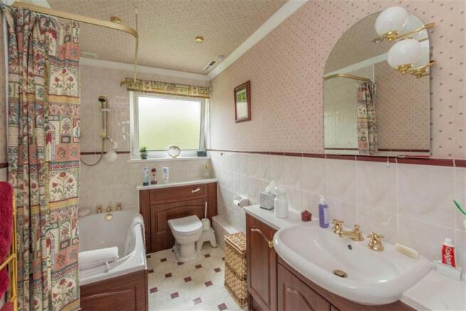 Principal Bathroom/W