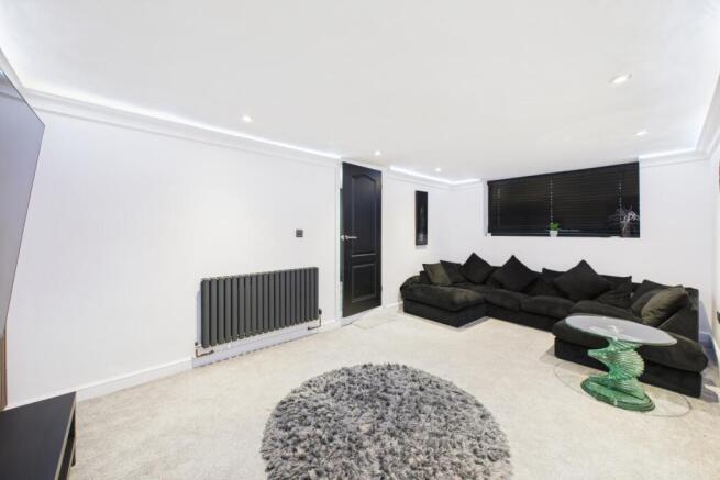 5 bed Detached for sale Image 12