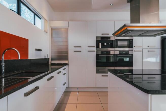 6 bed Detached for sale Image 11