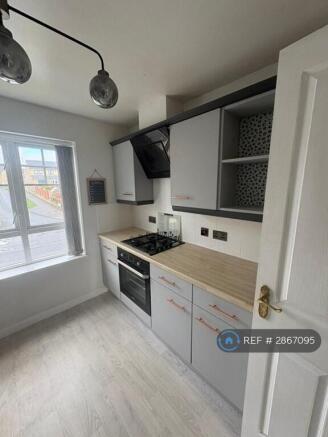 3 bed Flat to rent Image 8