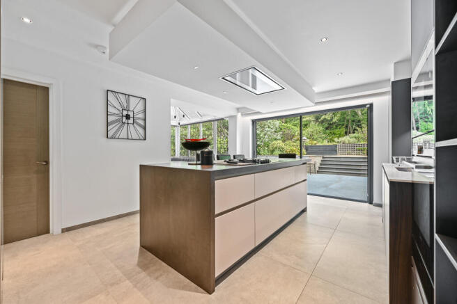Nicholas Way, Northwood, Hillingdon photo 4