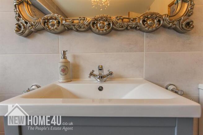 FAMILY BATHROOM: