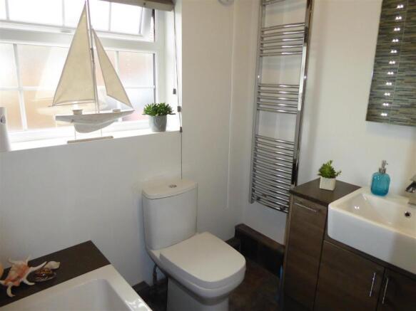 BATHROOM/WC
