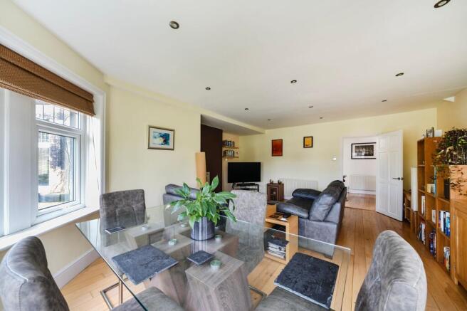 2 bed Flat for sale Image 10