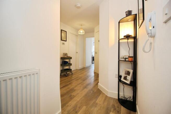 2 bed Flat for sale Image 4