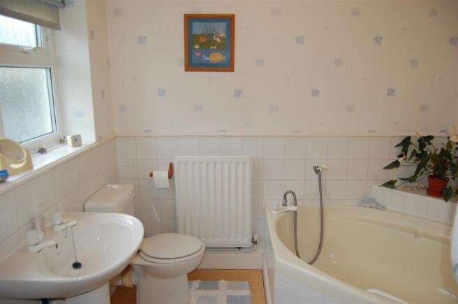 SPACIOUS FAMILY BATH