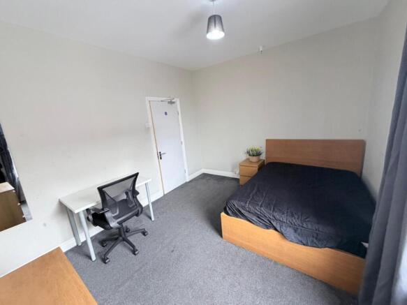 4 bed Terraced to rent Image 5