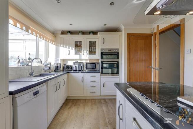 4 bed Detached for sale Image 4