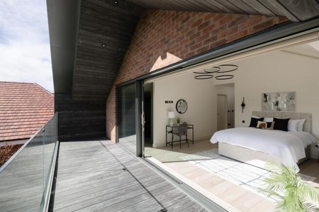 4 bed House for sale Image 12