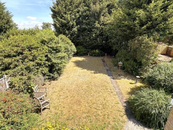 Generous Private Garden 959
