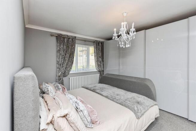 5 bed Detached for sale Image 9