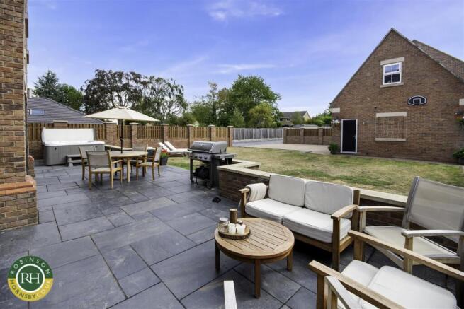 6 bed Detached for sale Image 9