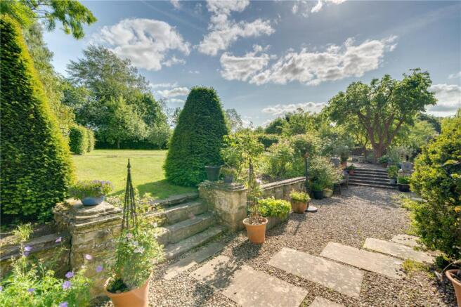 5 bed Detached for sale Image 4