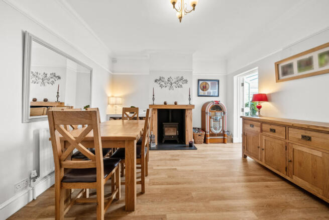 Chertsey Road, Shepperton, Surrey, TW17 photo 4