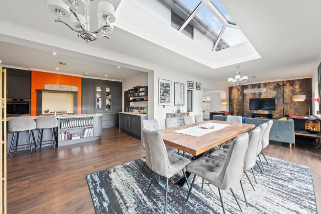 5 bed Detached for sale Image 4