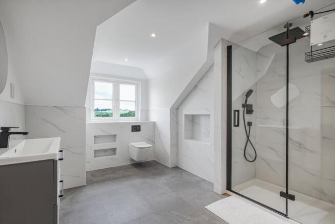 5 bed Detached for sale Image 7