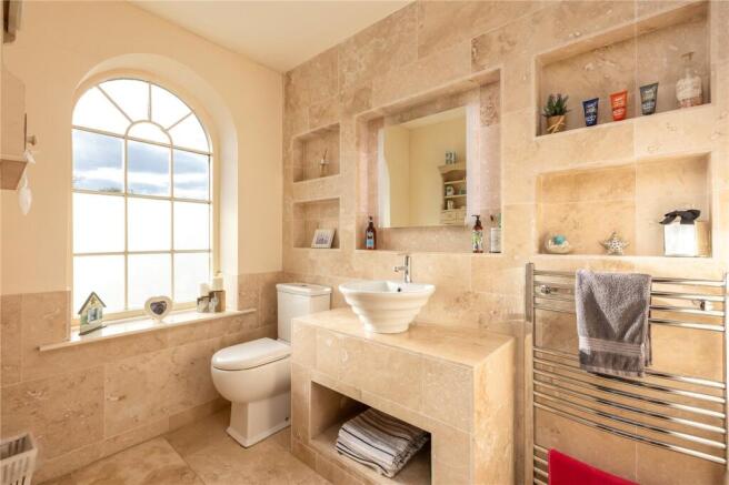 5 bed Detached for sale Image 11