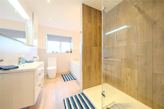 5 bed Detached for sale Image 11
