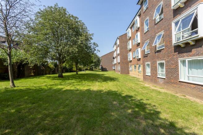 flat-Frobisher-Court-station-approach-cheam-113.jp