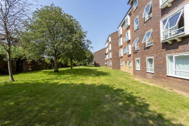 flat-Frobisher-Court-station-approach-cheam-113.jp