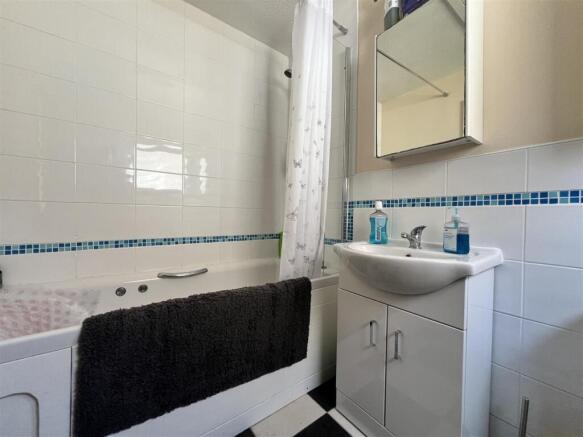 2 bed Semi-Detached Bungalow for sale Image 8