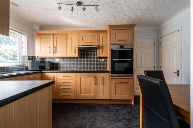 5 bed Detached for sale Image 11