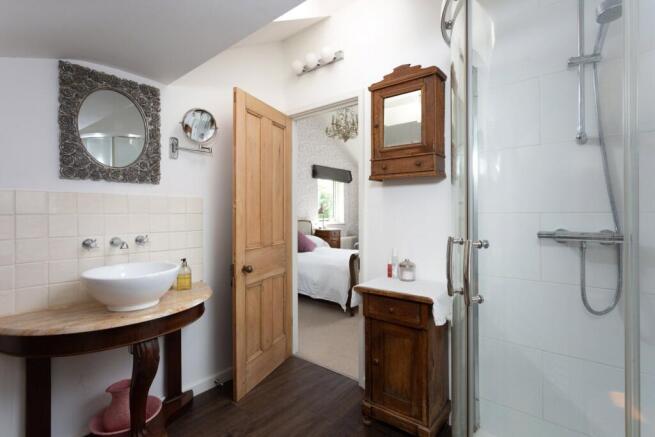 5 bed Detached for sale Image 11