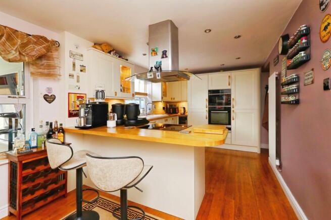 4 bed Detached for sale Image 5