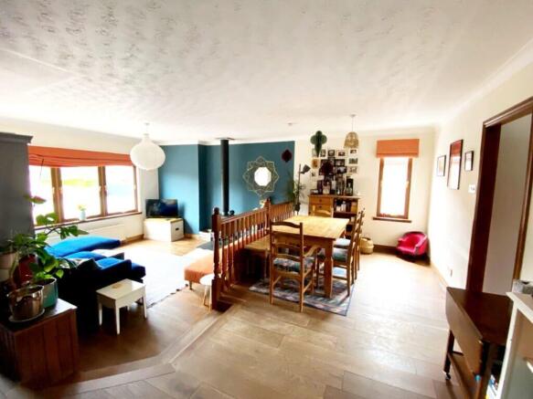 LOUNGE / DINING