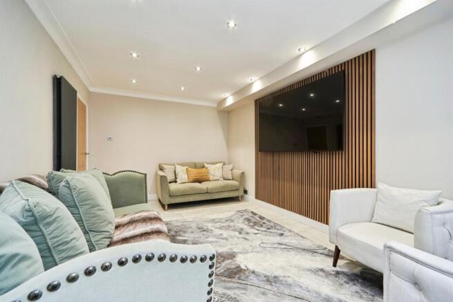6 bed Semi-Detached for sale Image 7