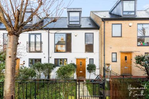 Ivy Chimneys, Epping, CM16