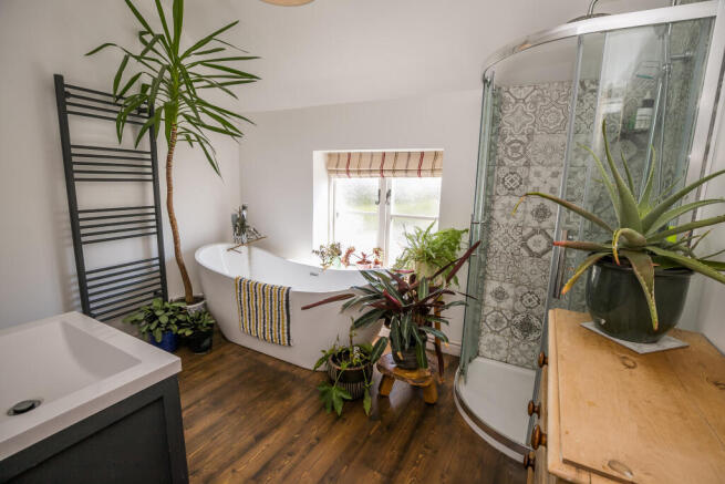 Family Bathroom .JPG