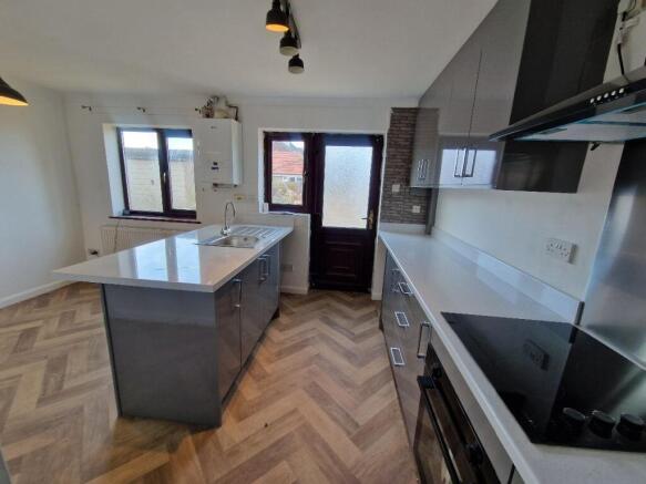 3 bed Semi-Detached to rent Image 4