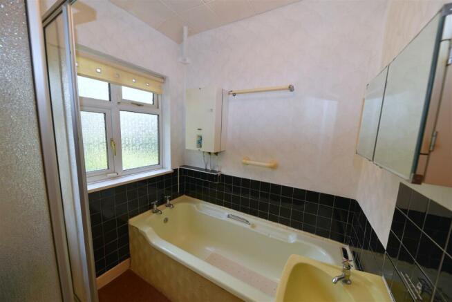 harborne park rd 326 - bathroom 01.JPG
