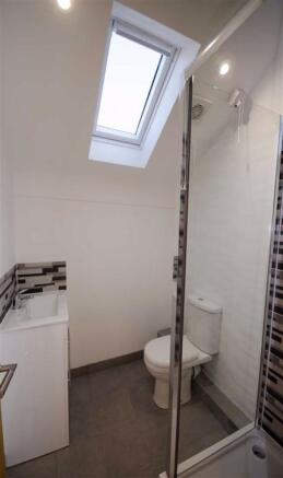 EN-SUITE SHOWER ROOM
