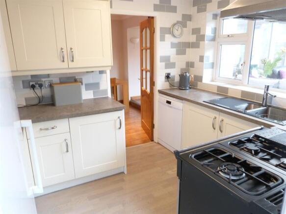 FITTED KITCHEN