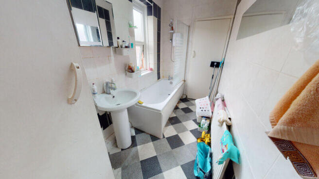 4 bed Terraced to rent Image 5