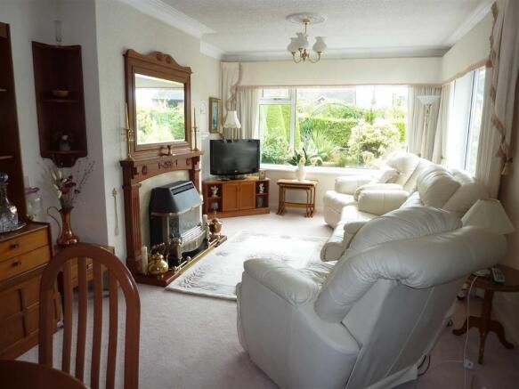 ATTRACTIVE LOUNGE
