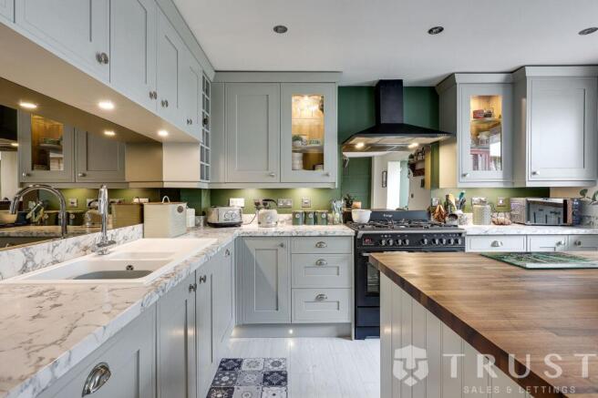 4 bed Detached for sale Image 4